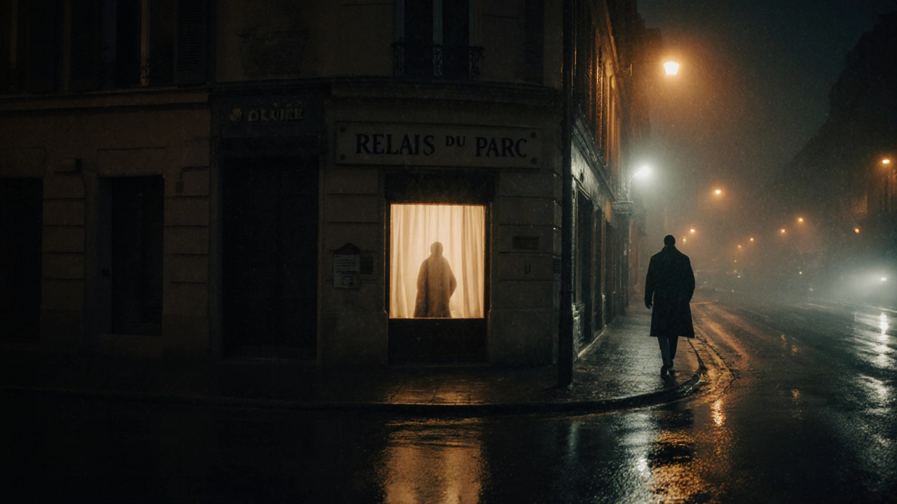 Homme s&#039;éloignant d&#039;un hôtel bon marché la nuit, rue humide et brumeuse en arrière-plan.