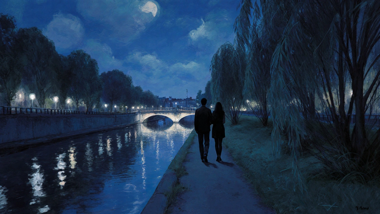 Un couple marche le long du canal de l&#039;Ourcq la nuit, leurs silhouettes reflétées dans l&#039;eau calme.
