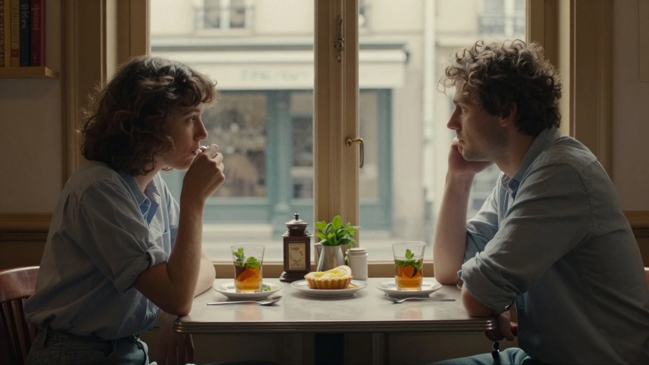 Deux individus dans un salon de thé du 11e arrondissement, séparés mais connectés par l&#039;atmosphère.