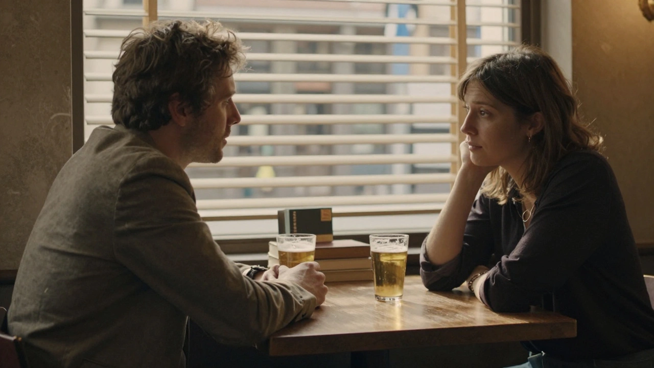 Deux personnes en conversation intime dans un café bruxellois, lumière dorée et livres sur la table.