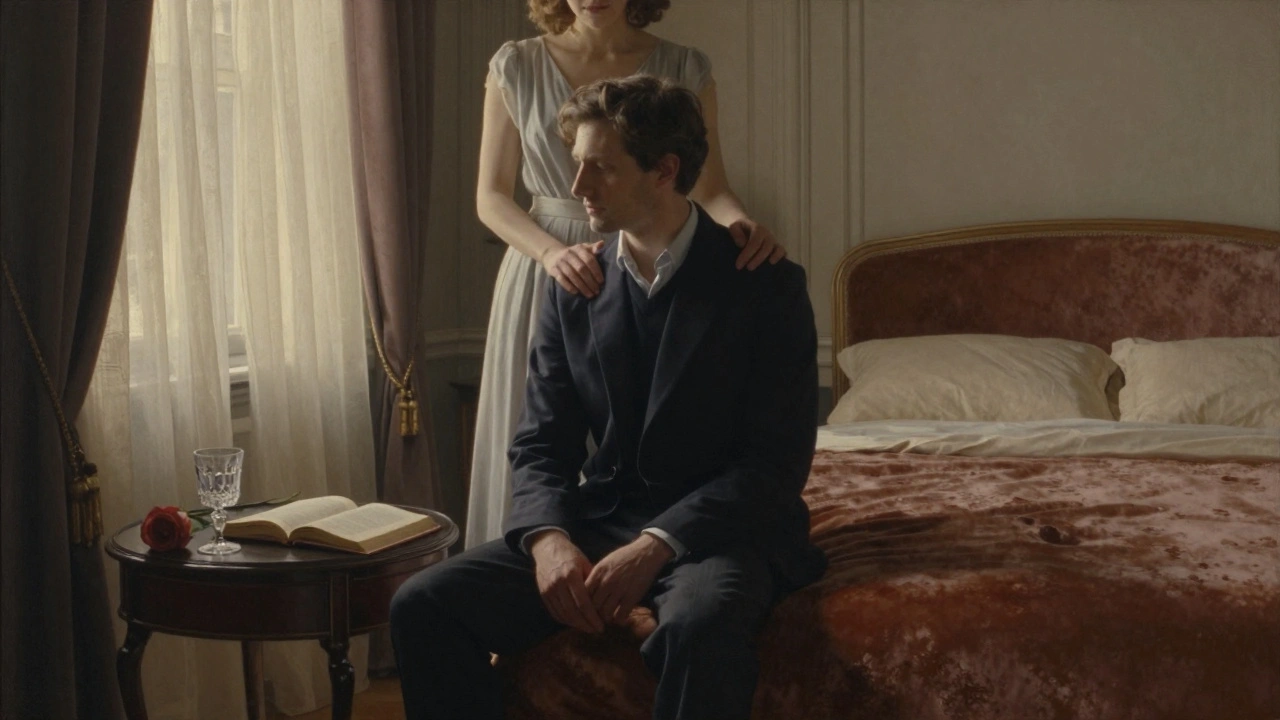 Homme assis sur un lit en velours, femme derrière lui, main posée avec retenue, lumière dorée et silence palpable.