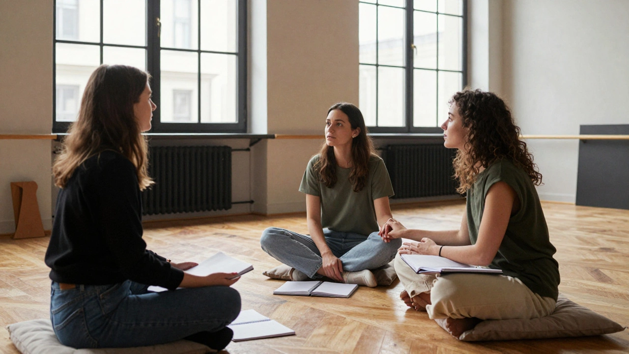 Un atelier de communication érotique à Paris, où des couples écoutent un thérapeute avec bienveillance.