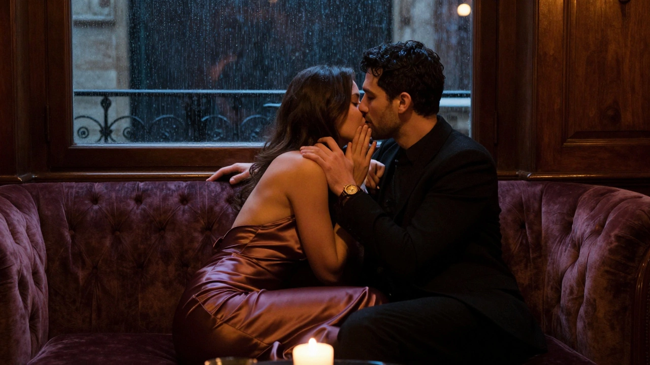 Un couple sur un canapé de velours dans un club privé de Paris, bougies et pluie sur les fenêtres.