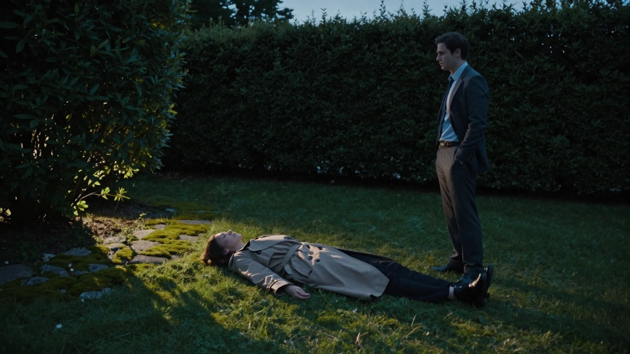 Une femme allongée dans un jardin secret au crépuscule, un homme debout en silence, entre ombres et feuilles, sans toucher mais pleinement présents.