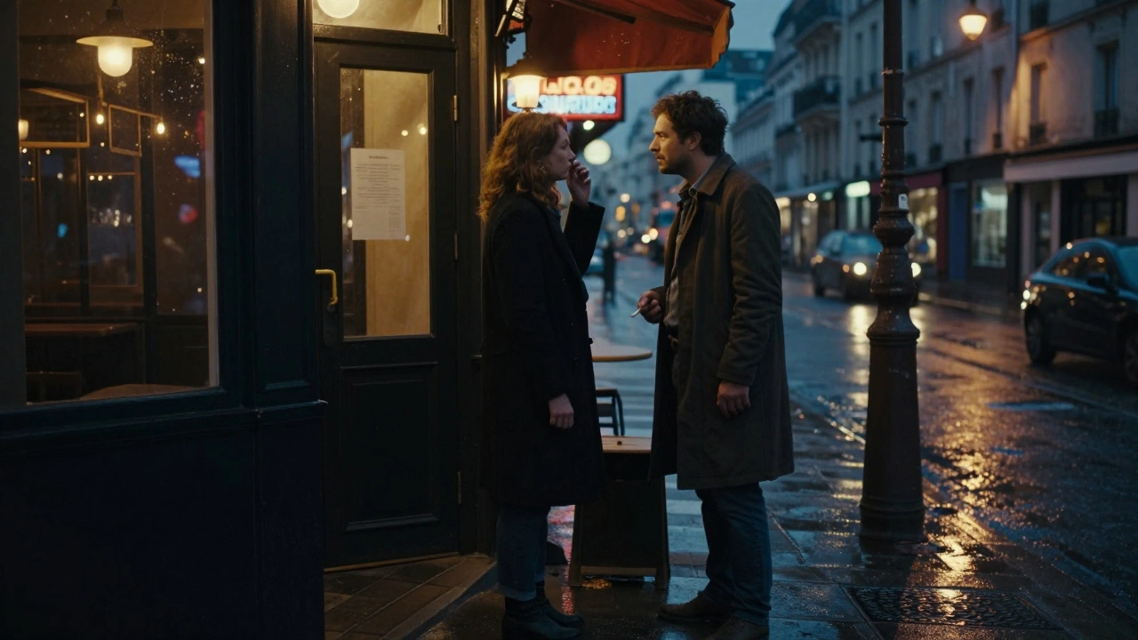 Couples échangeant un regard intense dans la rue de Paris la nuit, pluie et néons reflétés sur le sol mouillé.