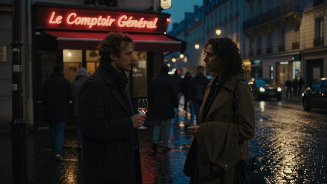 Deux inconnus qui se regardent en silence dans un bar animé du 10e arrondissement de Paris.
