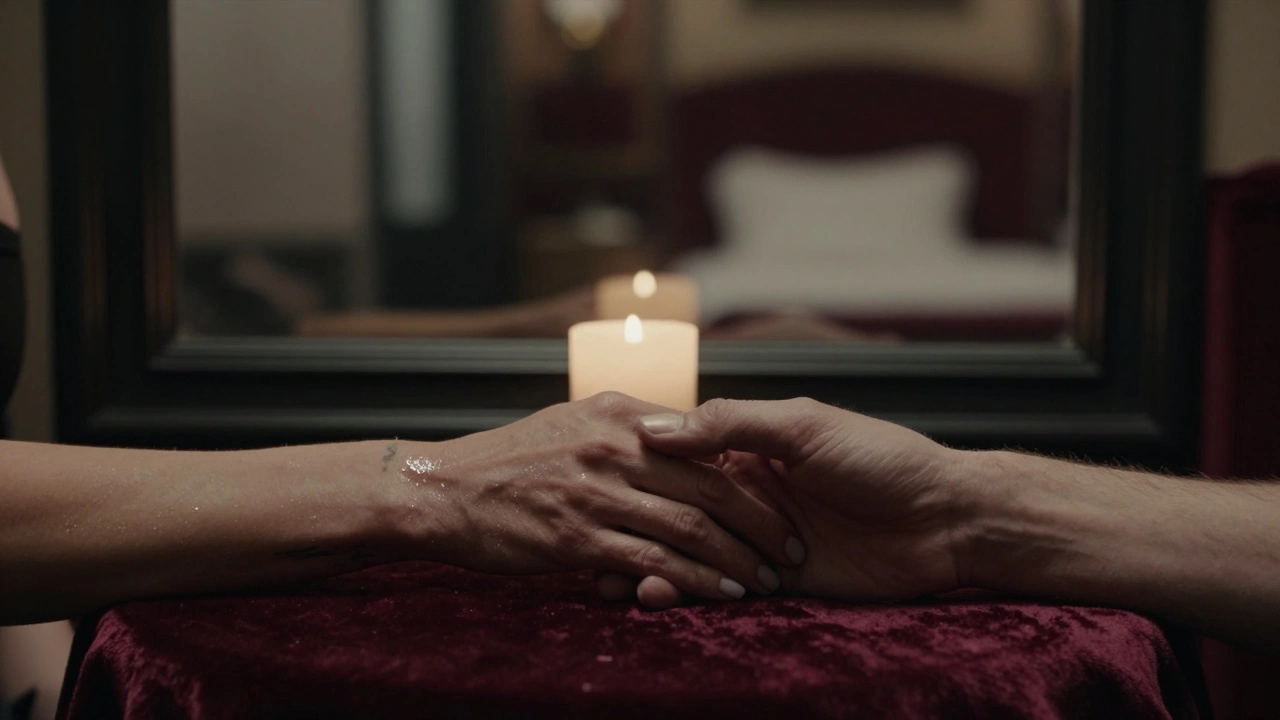 Deux mains se tenant doucement sur une table en velours, dans un salon discret à Paris, lumière de bougie.