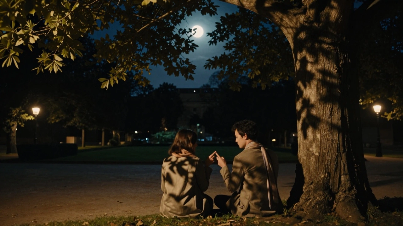 Un couple silencieux partage un moment intime sous les arbres du Jardin des Plantes, éclairé par la lune.
