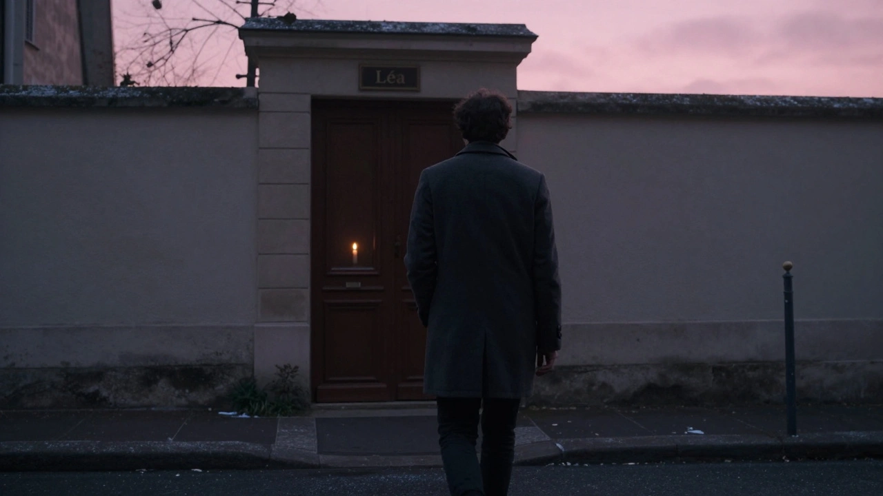 Un homme s'éloigne au petit matin d'une porte parisienne, une bougie brûle encore à la fenêtre.
