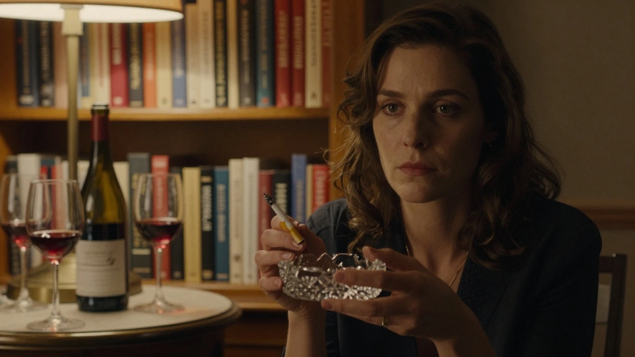 Une femme regarde l'observateur en fumant une cigarette, lumière douce, livres français et vin sur la table.