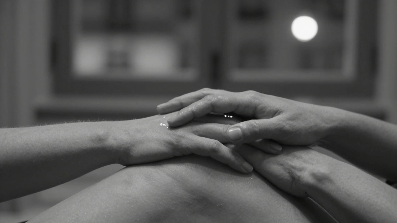 Deux mains : une tremblante, une apaisante, en contact dans la pénombre, sans visages, seulement une connexion profonde.