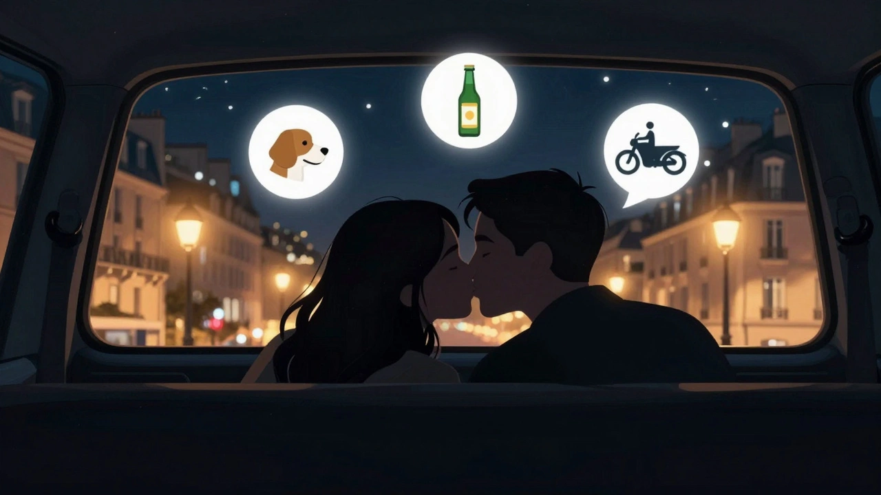 Deux silhouettes qui s'embrassent dans une voiture la nuit, avec des icônes de profil Tinder flottant au-dessus.