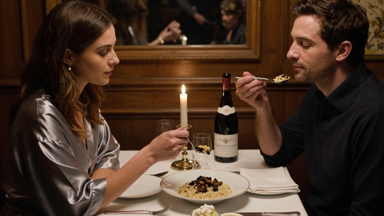 Une femme offre une cuillère de risotto à un homme dans une salle à manger intime, lumière douce, ambiance sensorielle.