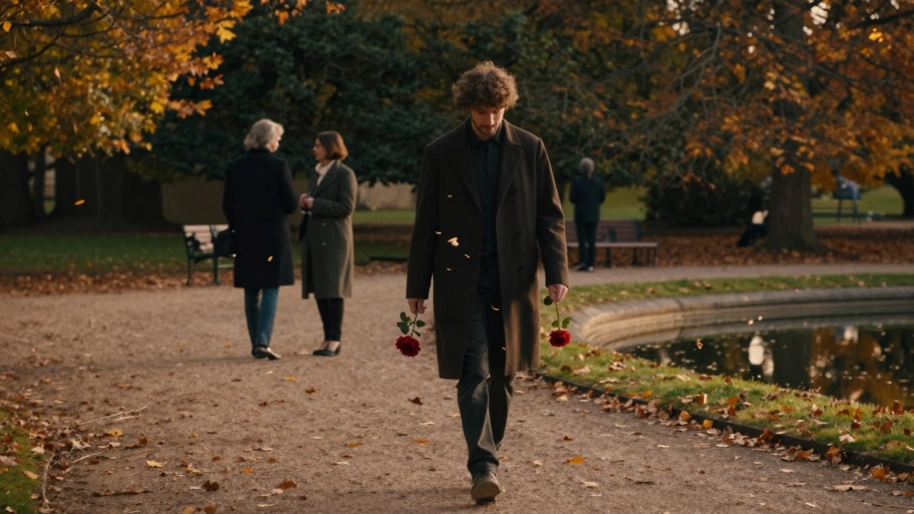 Un homme marche seul dans les jardins du Luxembourg, une rose à la main, lumière dorée et feuilles d'automne autour de lui.